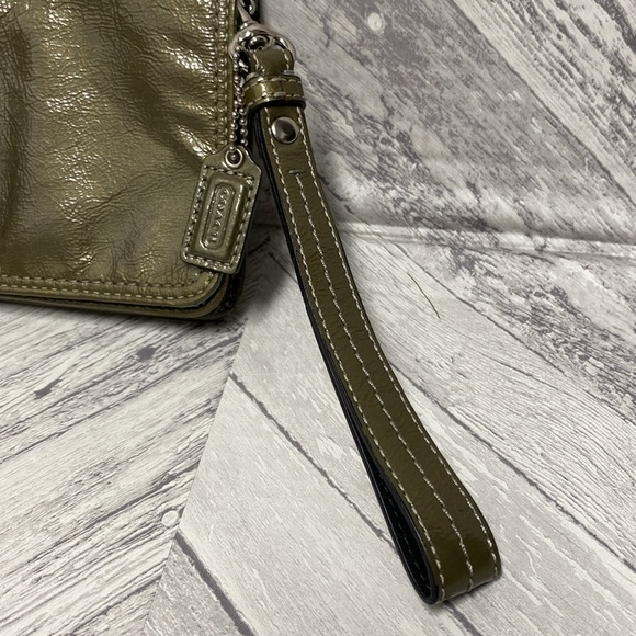 COACH PATENT WRISTLET BAG OLIVE COLOR MULTIPLE COMPARTMENTS - Picture 3 of 12
